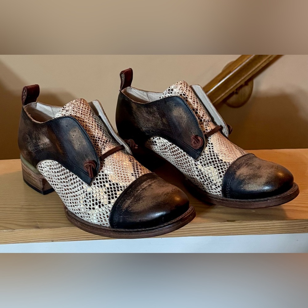 🔥 FREEBIRD Mabel Black & White Snake Leather Shoes – Size 10 – NWOT 🔥